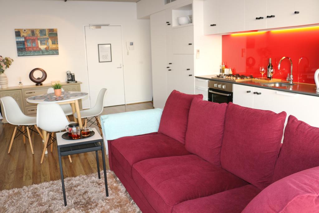 Stylish 2BR 2BT Apt With Bay Views, Secure Parking, Netflix, Gym Pool And Wine - thumb 1