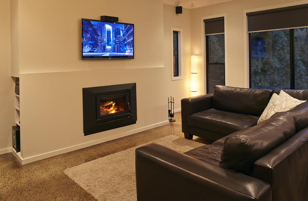 Stylish Living- Fireplace, WiFi, Linen, 4 Bdrm, Beach 850m - thumb 1