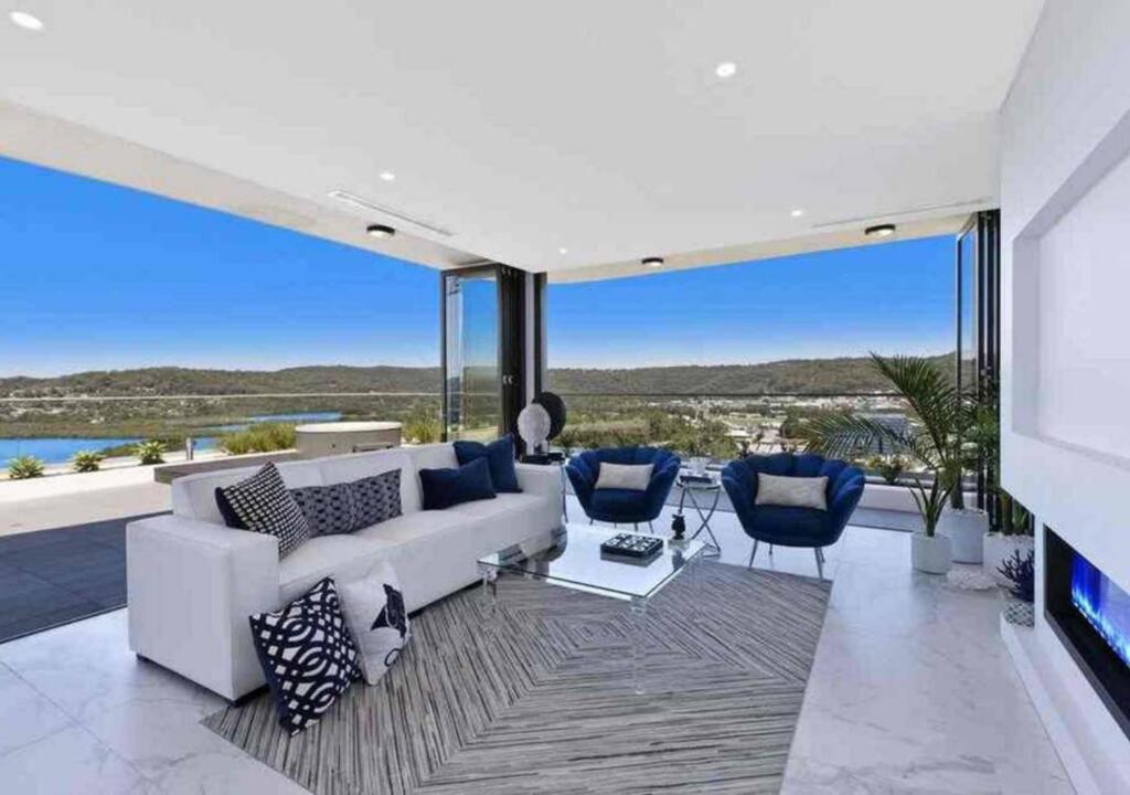 Stylish Penthouse with Views  Jacuzzi - Accommodation Adelaide