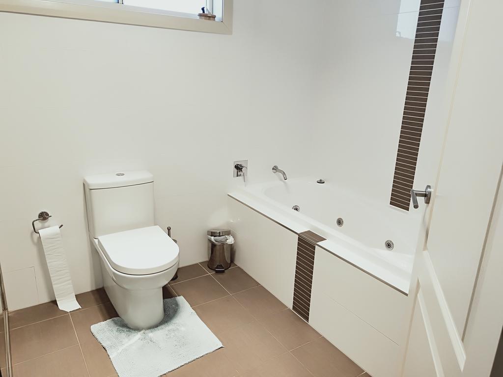 Stylish Private Bathroom-Luxurious Modern Big Home - thumb 2