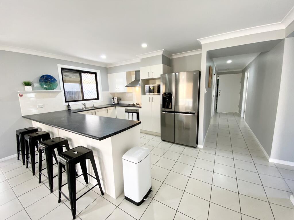 STYLISH RESIDENCE, LARGE PRIVATE YARD - CLOSE TO DREAMWORLD - thumb 3