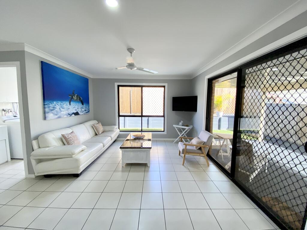 STYLISH RESIDENCE LARGE PRIVATE YARD - CLOSE TO DREAMWORLD - New South Wales Tourism 