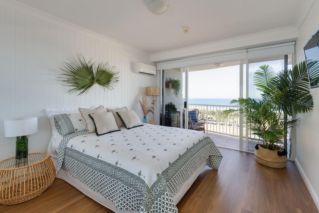 Stylish Studio with Ocean Views Bel Air Broadbeach - Accommodation Mermaid Beach