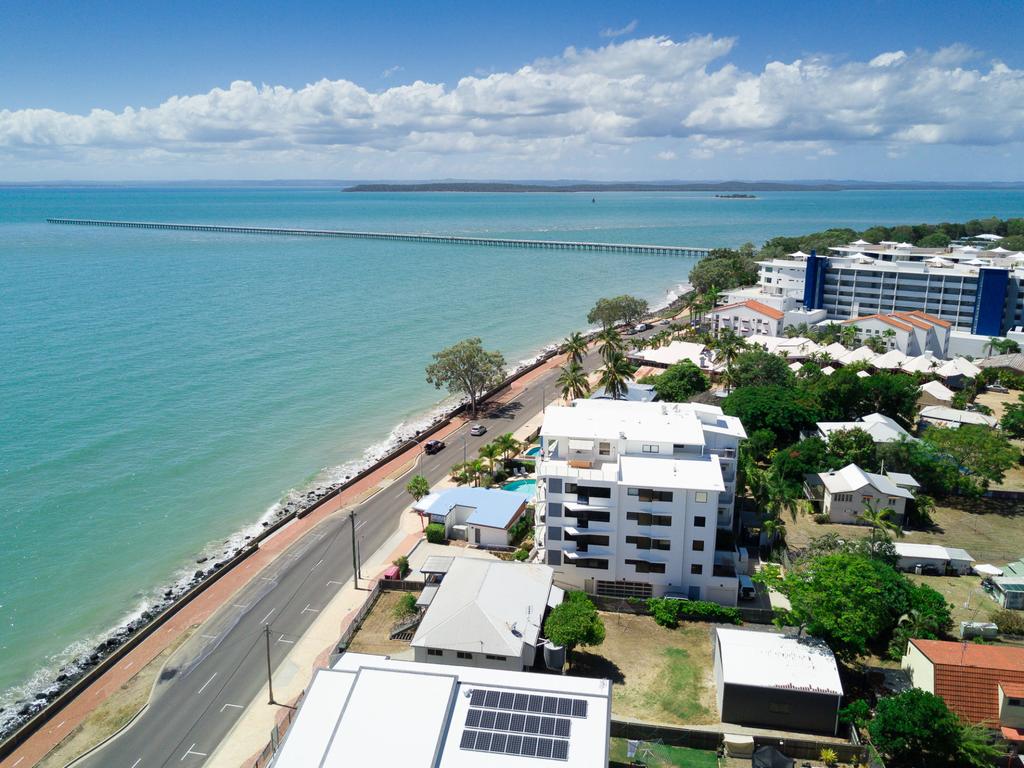 Sublime Beachfront Queenslander On The Esplanade - thumb 2