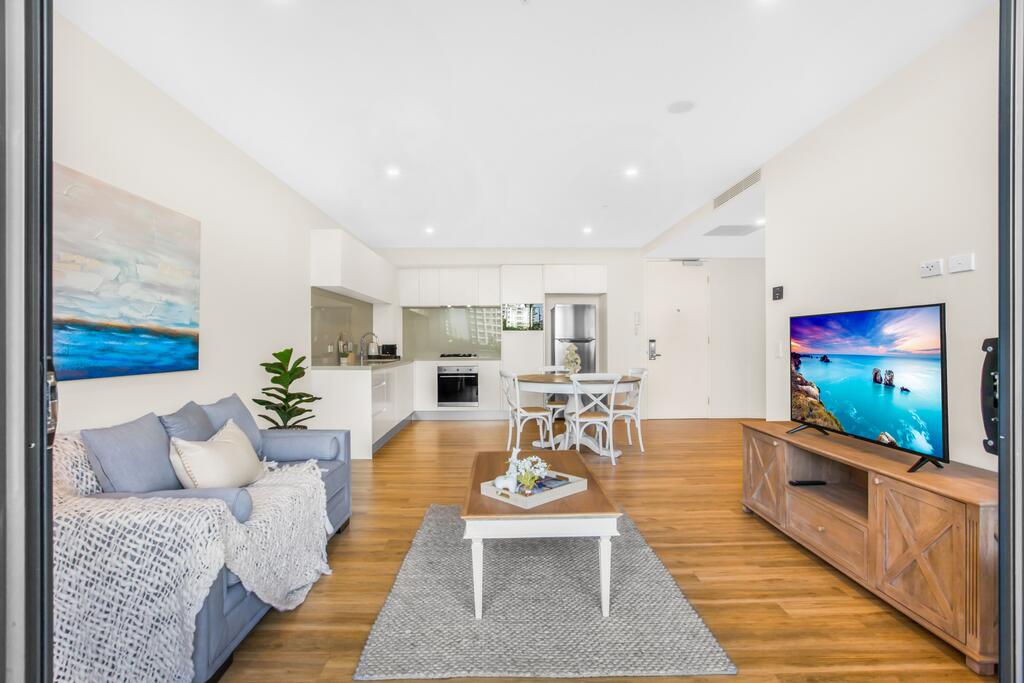 Sun Drenched Apartment In The Heart Of Surfers - thumb 0