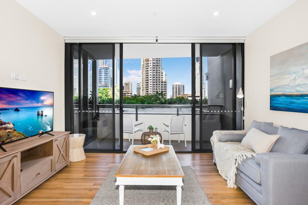 Sun Drenched Apartment In The Heart Of Surfers - thumb 2