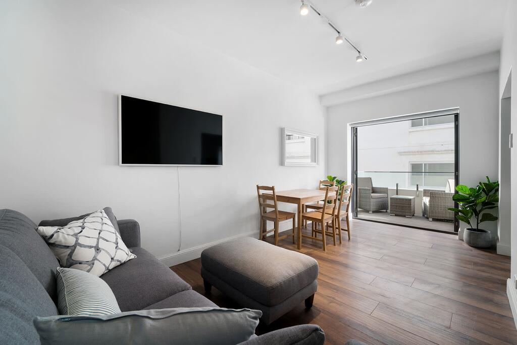 Sunlit 1 Bedroom Apartment right at Bondi Beach - New South Wales Tourism 