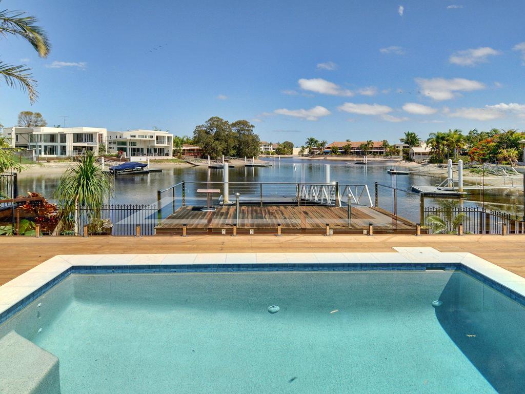 Tarcoola 49 - 4 BDRM Canal Home With Pool - thumb 3