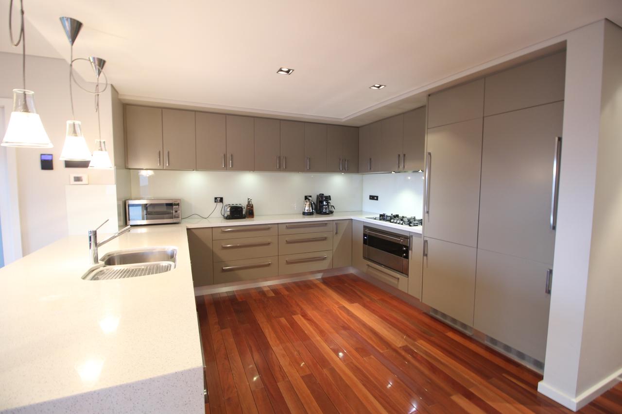 Sunny 3 Bedroom Apartment In Sandy Bay - Redcliffe Tourism 10