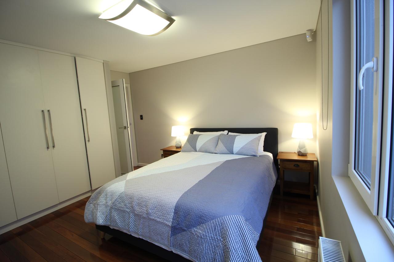 Sunny 3 Bedroom Apartment In Sandy Bay - Redcliffe Tourism 12
