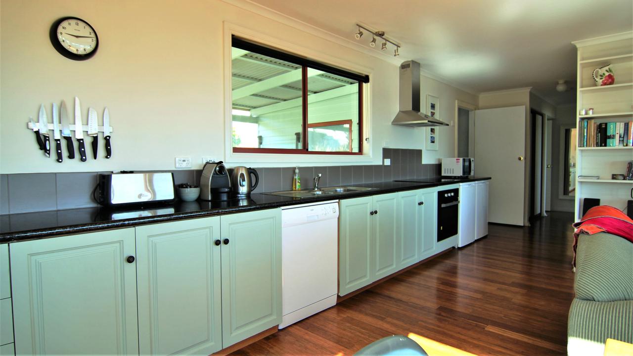 DOLPHIN LOOKOUT COTTAGE - Amazing Views Of The Bay Of Fires - thumb 5