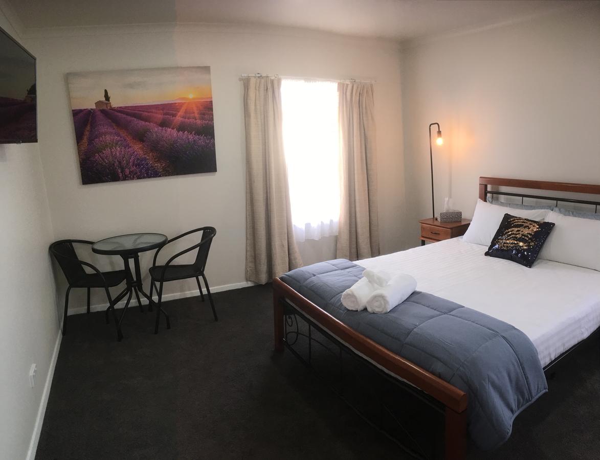 3ree- Spacious  Charming Apartment - Accommodation Adelaide