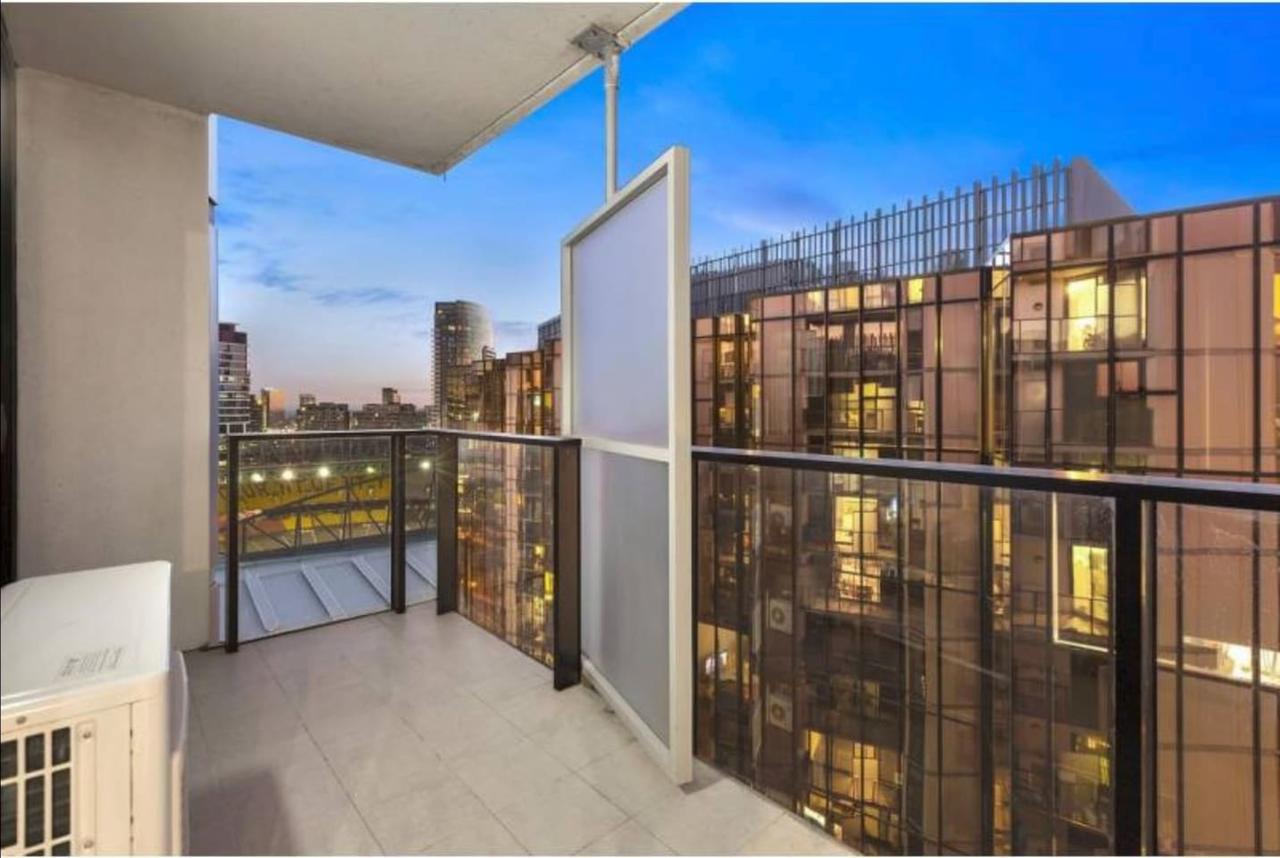 2Bedroom Apartment With Views In Docklands Next To CBD & Marvel Stadium - thumb 14