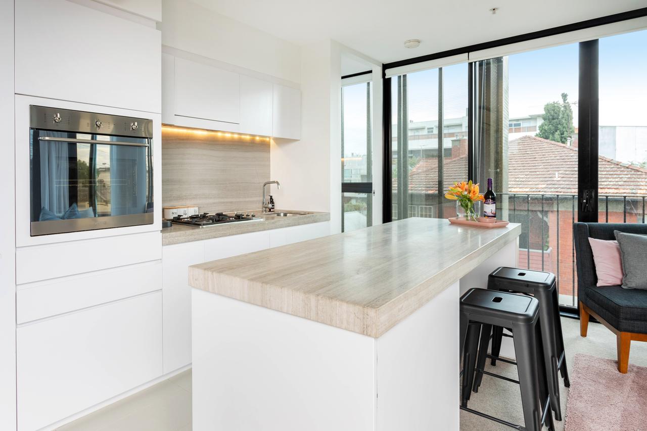 Modern Apartment In The Heart Of St Kilda - Redcliffe Tourism 8