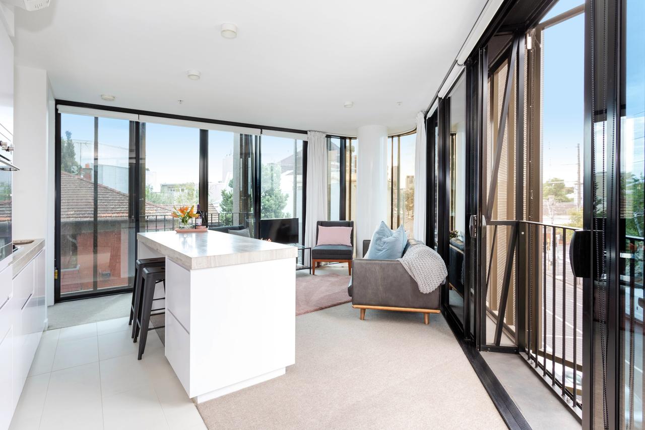 Modern Apartment In The Heart Of St Kilda - Redcliffe Tourism 4