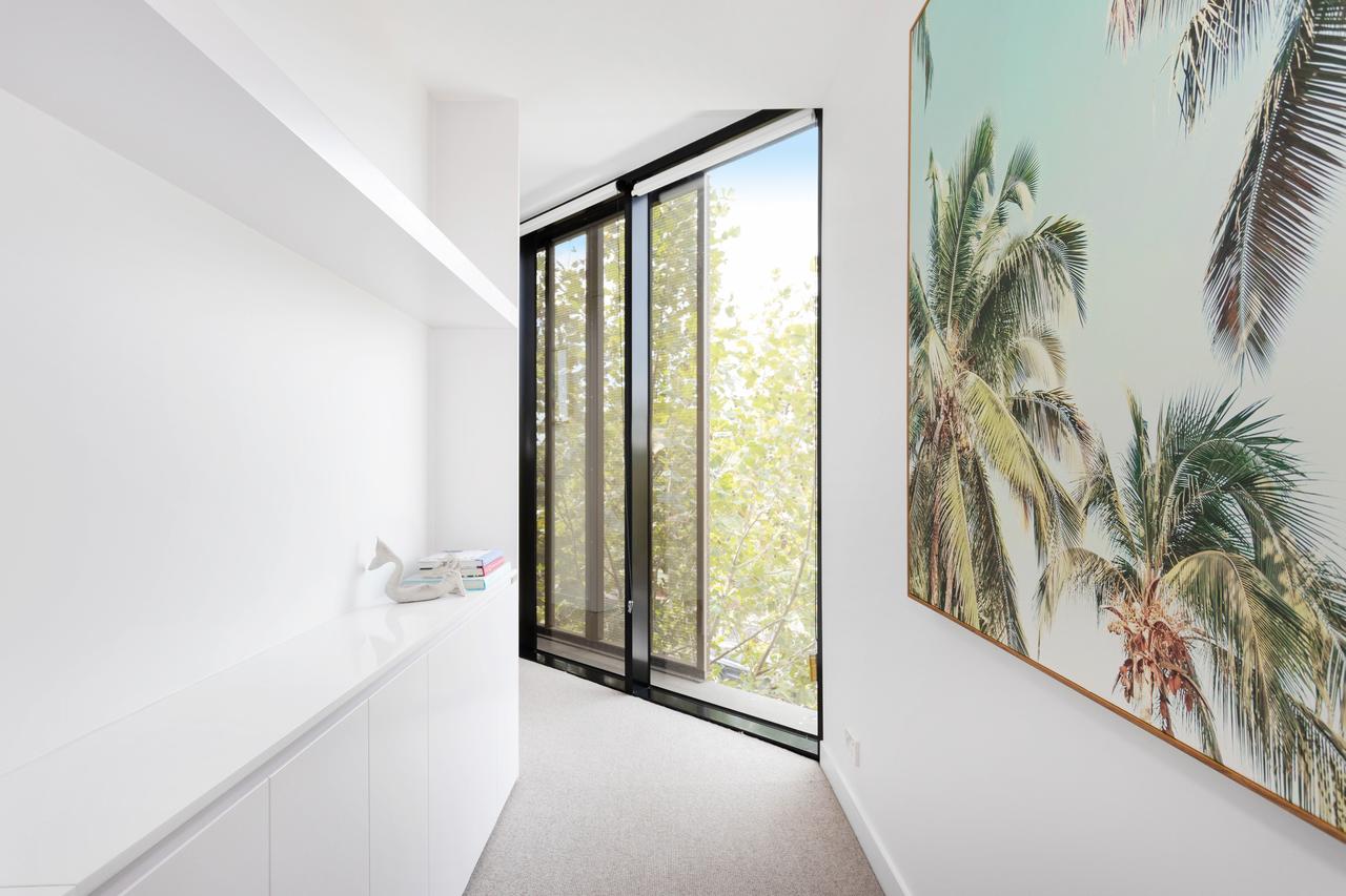Modern Apartment In The Heart Of St Kilda - Redcliffe Tourism 1