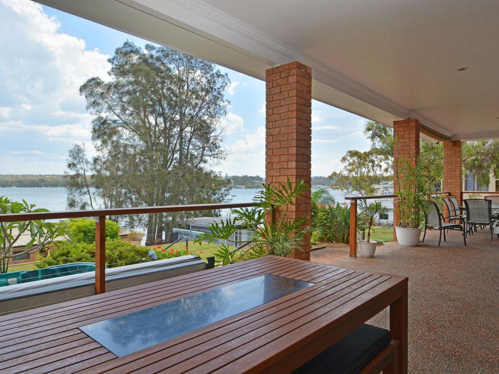 The House on the Lake  Fishing Point Lake Macquarie - honestly put the line in and catch fish - Accommodation BNB