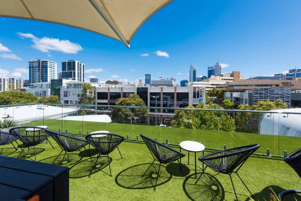 The Nest - Smart Suite On Newcastle St With Rooftop Views - thumb 3
