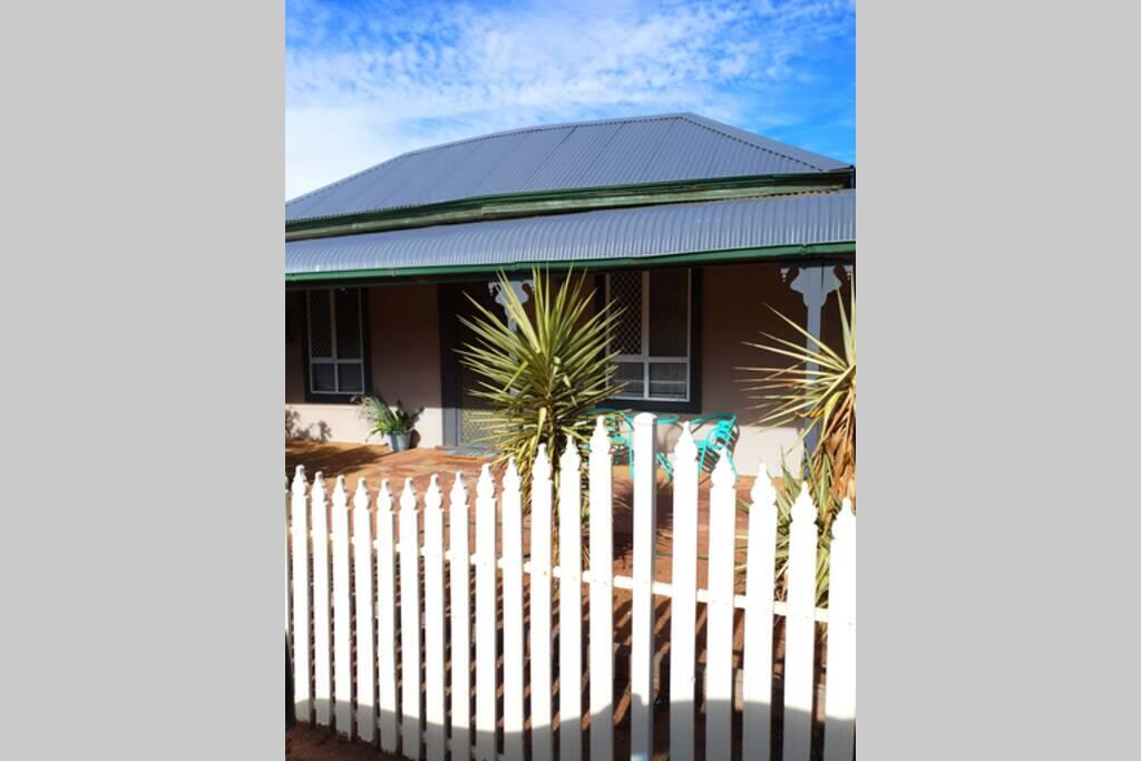 The Pool House - Accommodation Broken Hill 1