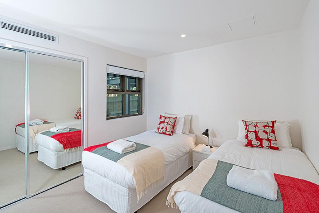 The Princess Bride - Executive 3BR Bulimba Apartment With Balcony In Central Location - thumb 1