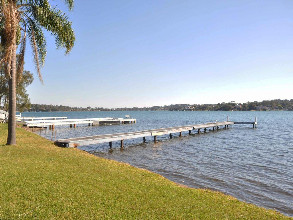 The Studio on the Lake  Fishing Point Lake Macquarie - honestly put the line in and catch fish - Accommodation Ballina