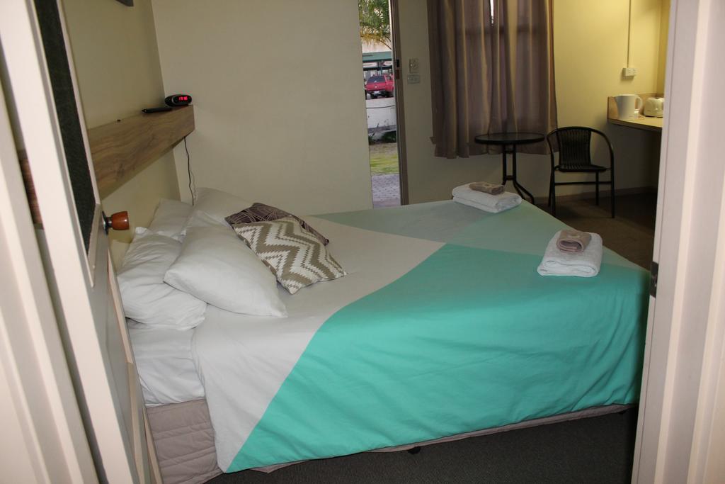 Tocumwal Hotel Motel The Palms - Accommodation Daintree