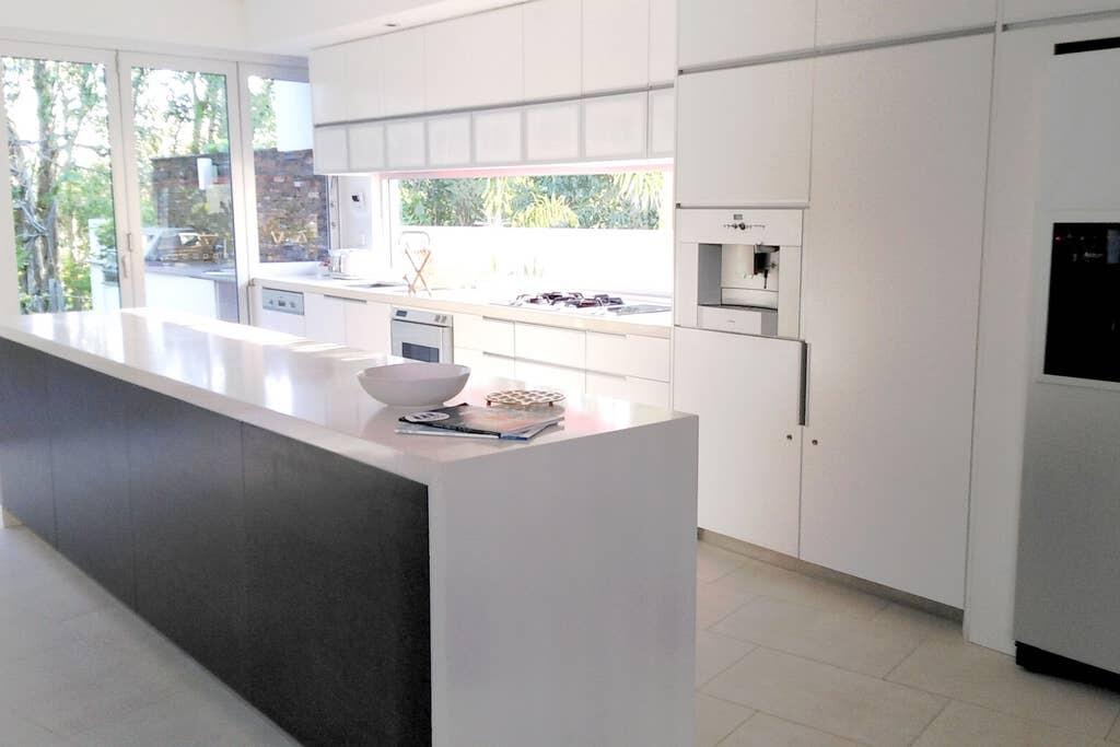 Tranquil Noosa Heads Luxury Home With Private Pool - Gym Tennis & Golf - thumb 2