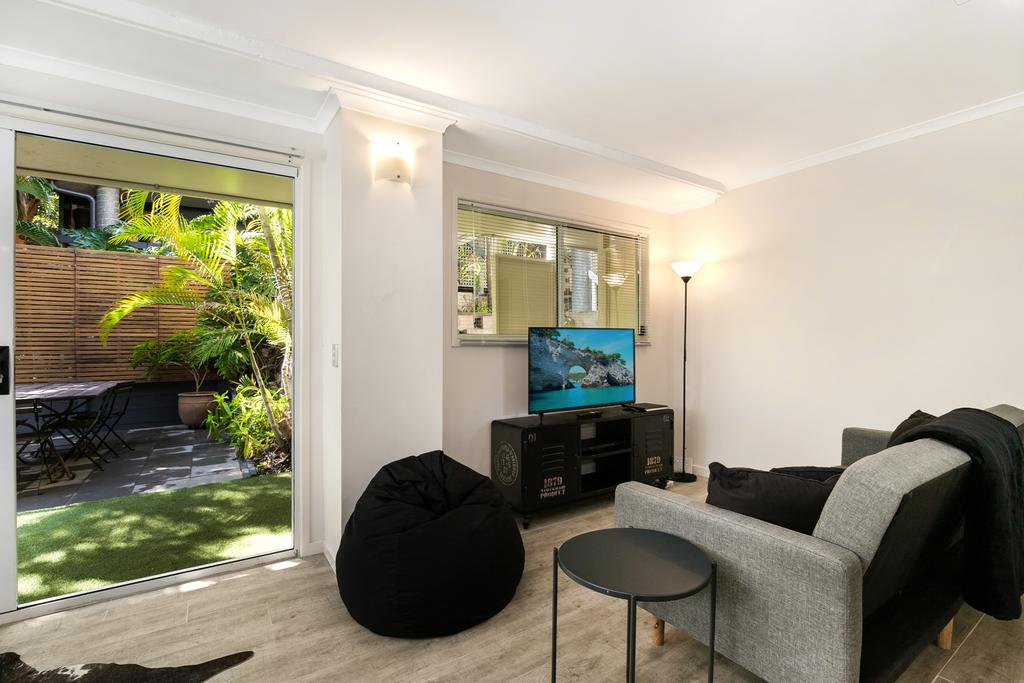 Tropical Townhouse With Two Courtyards and Pool - Accommodation Airlie Beach