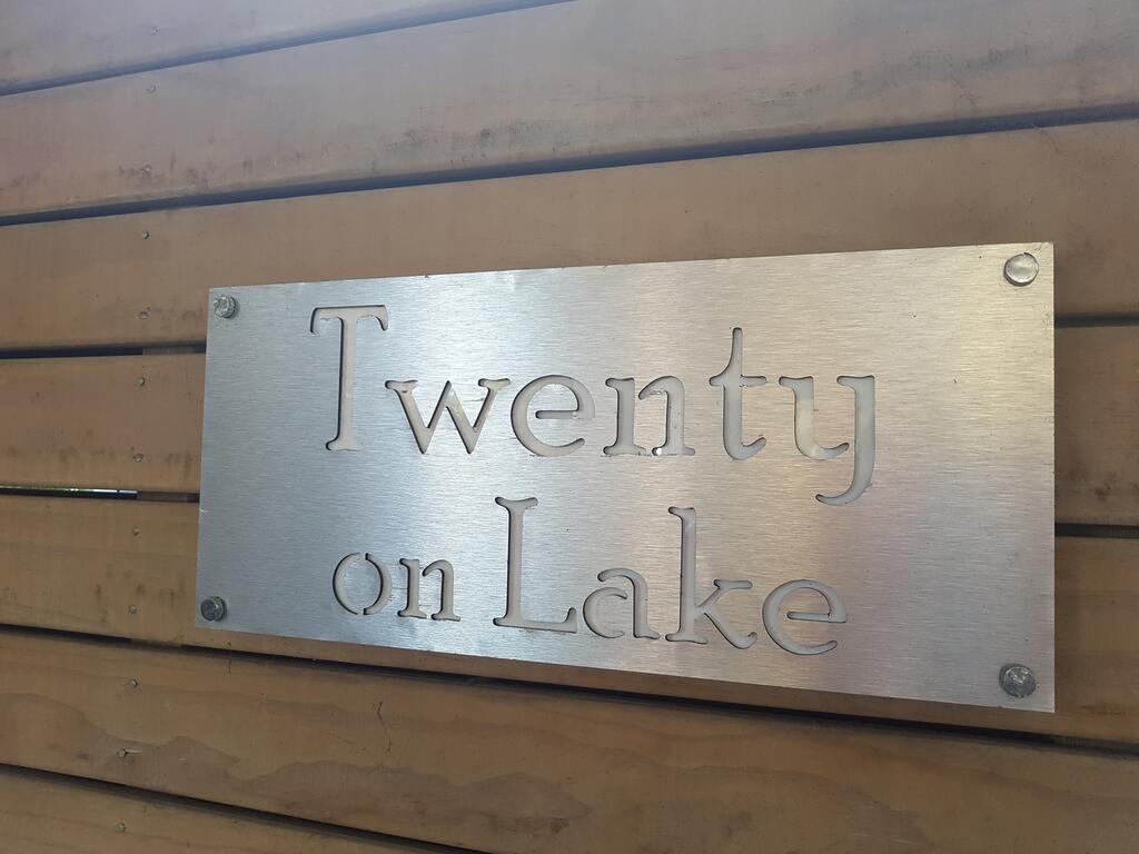 Twenty On Lake - thumb 1