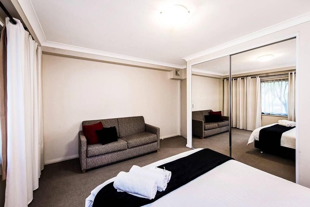 Two Bedroom Apt Next To Perth CBD With Parking. - thumb 3