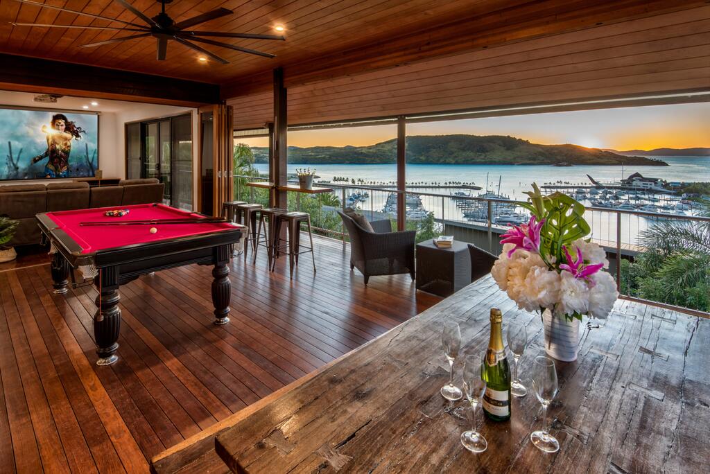 Uisce Luxury Holiday House With Jacuzzi Pool Table Cinema Premium Foxtel And Two Buggies - thumb 2