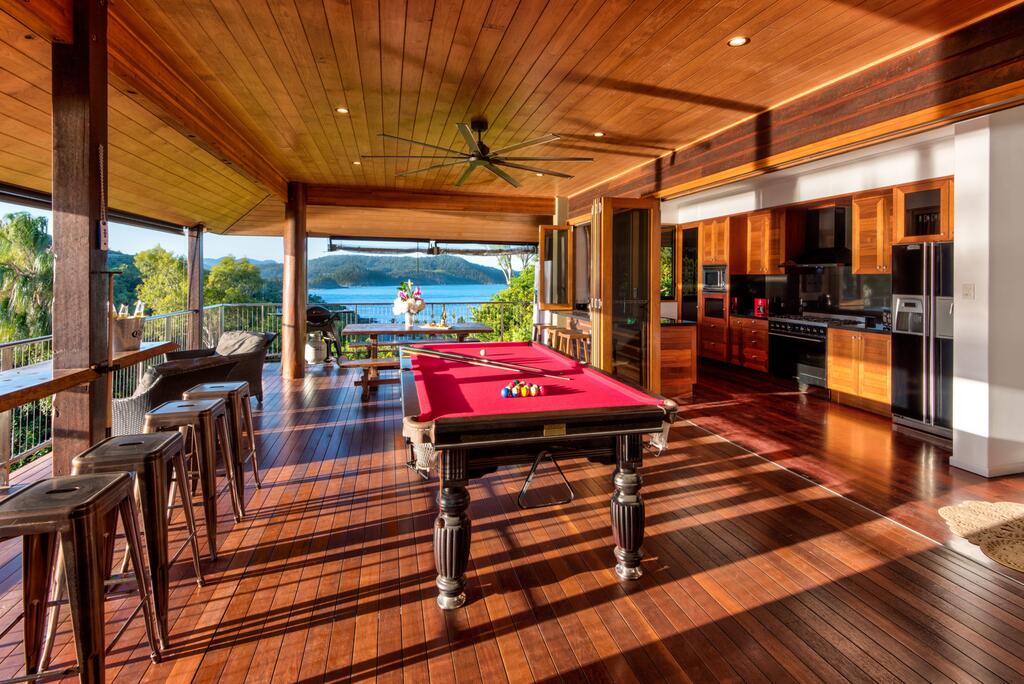 Uisce Luxury Holiday House With Jacuzzi Pool Table Cinema Premium Foxtel And Two Buggies - thumb 3