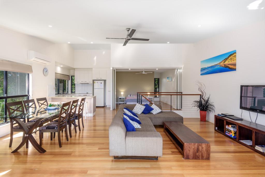 Unit 1 Rainbow Surf - Modern, Two Storey Townhouse With Large Shared Pool, Close To Beach And Shop - thumb 0