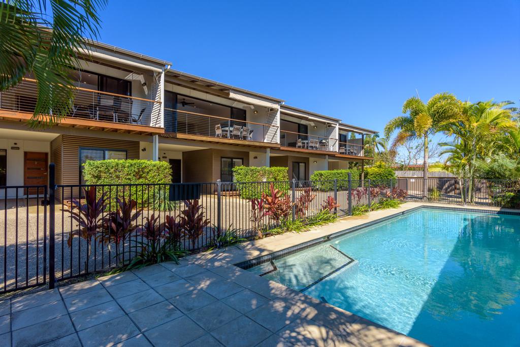 Unit 1 Rainbow Surf - Modern, Two Storey Townhouse With Large Shared Pool, Close To Beach And Shop - Accommodation BNB 1