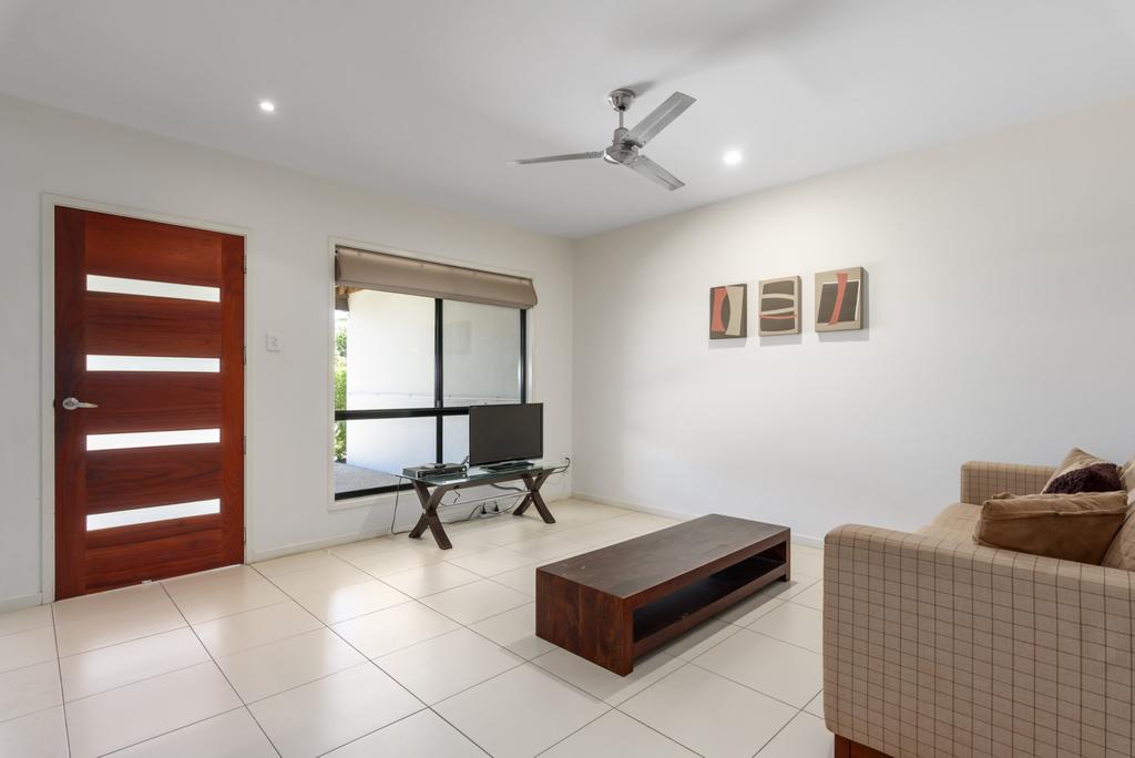 Unit 2 Rainbow Surf - Modern, Double Storey Townhouse With Large Shared Pool, Close To Beach And Shops - thumb 2