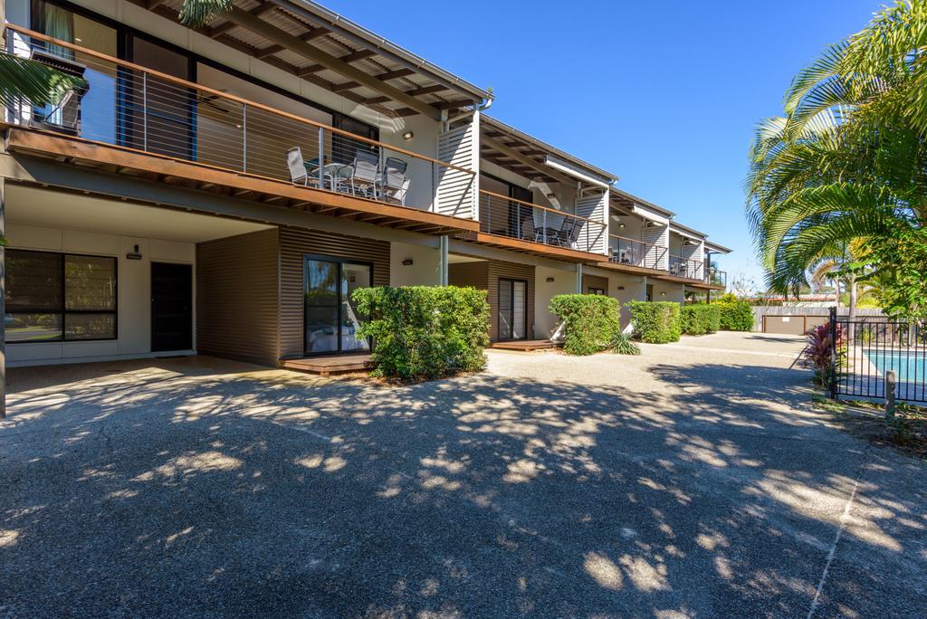 Unit 2 Rainbow Surf - Modern, Double Storey Townhouse With Large Shared Pool, Close To Beach And Shops - Darwin Tourism 0