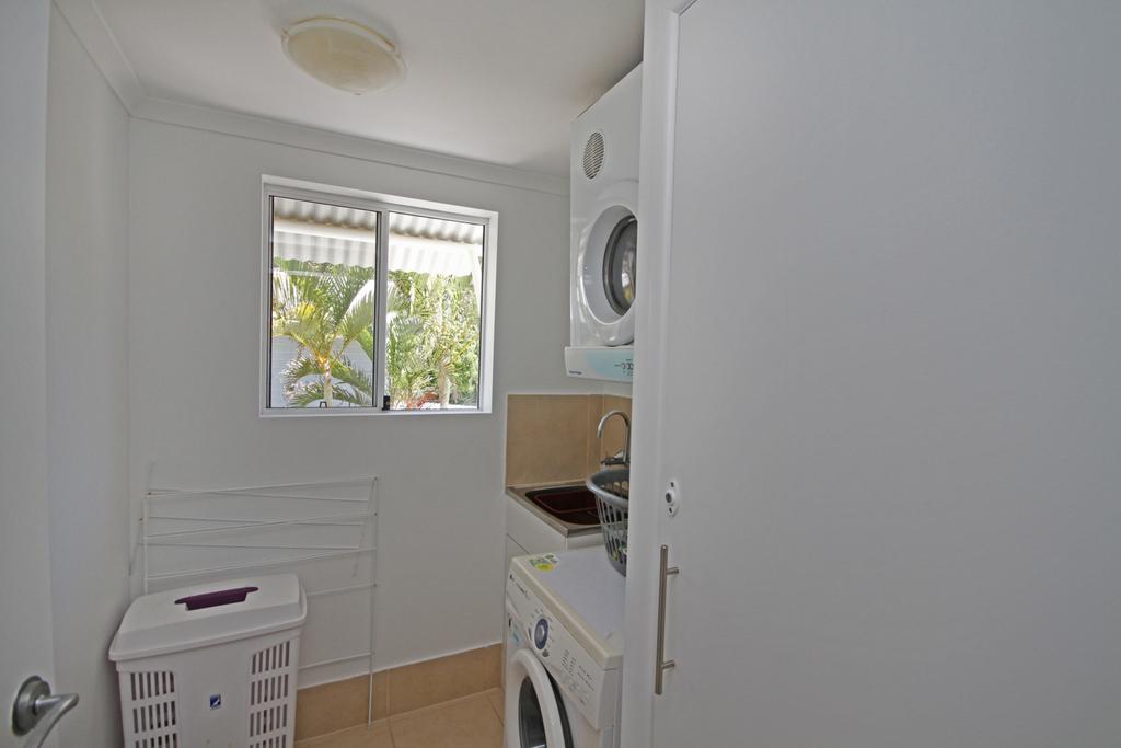 Unit 2, Beach Gallery, 9 Andrew Street Point Arkwright, 500 BOND, LINEN SUPPLIED - Tourism Noosa 2