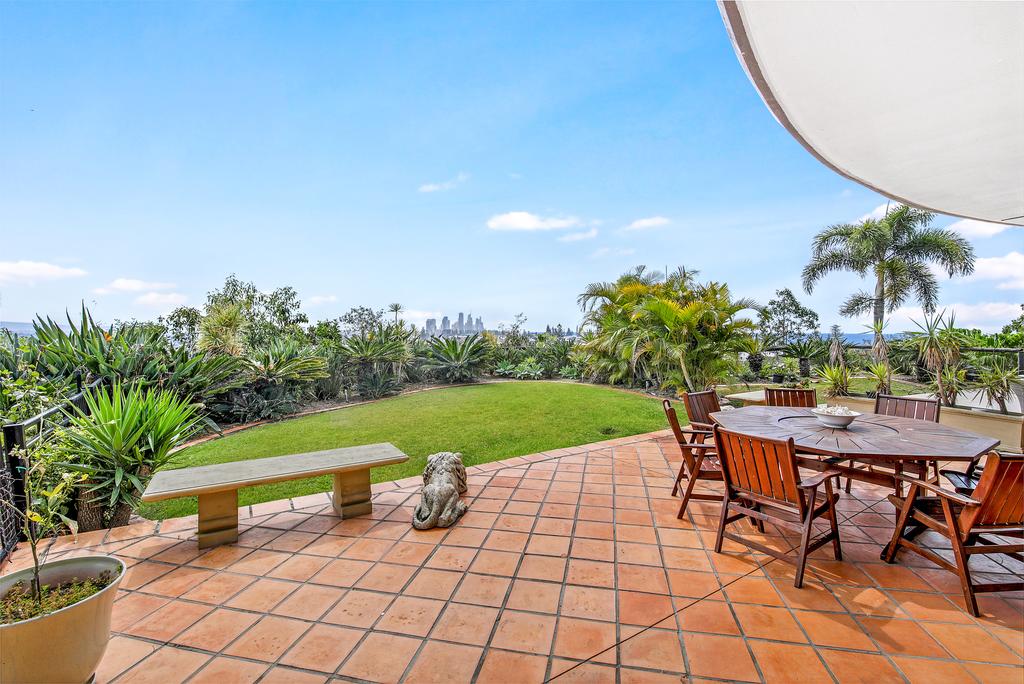 Unrivaled Ocean and City views from Resort Style 3bed with Garden - Accommodation Daintree
