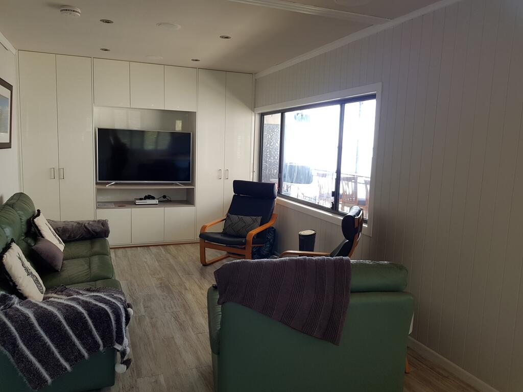 Waterfront 2 Bed Luxury Apartment In Corlette, Port Stephens - Sleeps 4 - thumb 2