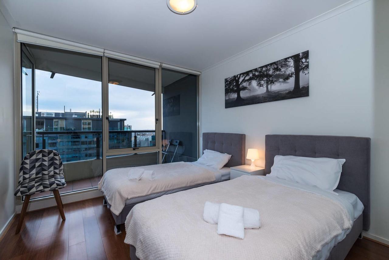 St Kilda Road Park View 3 Bedroom Luxury Apartment - Accommodation ACT 5