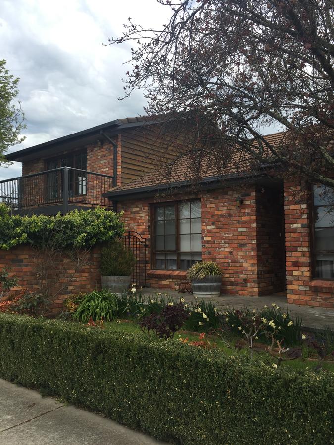 Bricks and Roses - Accommodation Adelaide