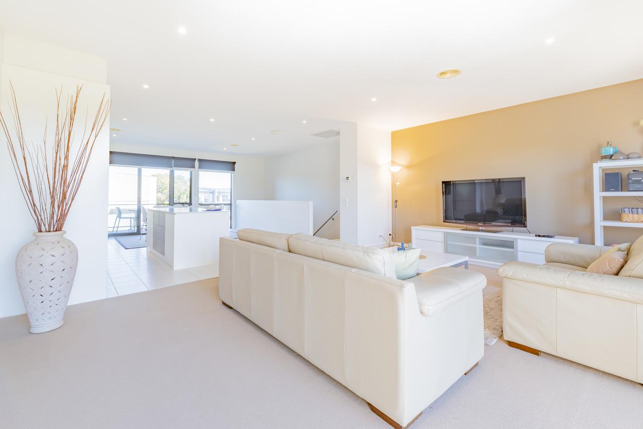 Stylish 3 Bedroom Condo - Redcliffe Tourism 4