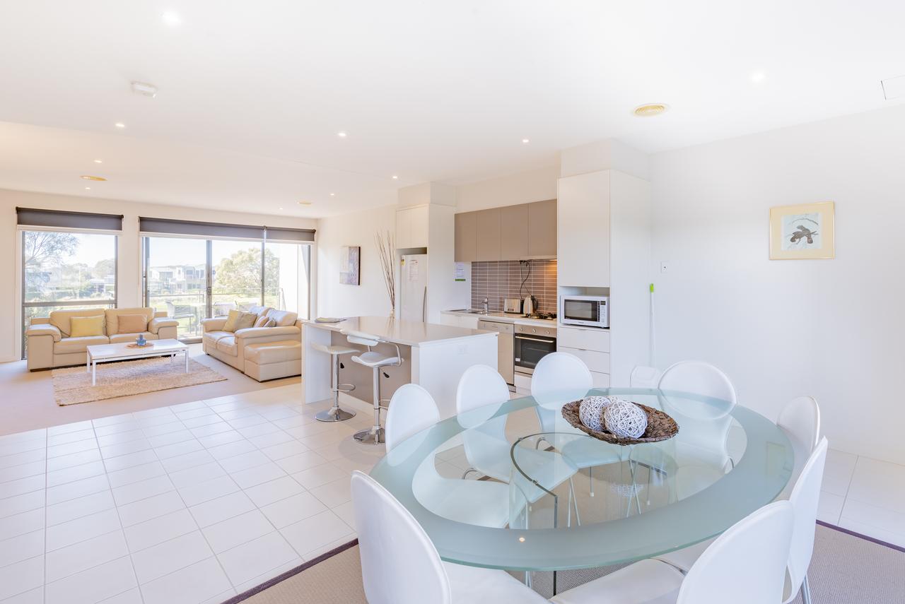 Stylish 3 Bedroom Condo - Redcliffe Tourism 2