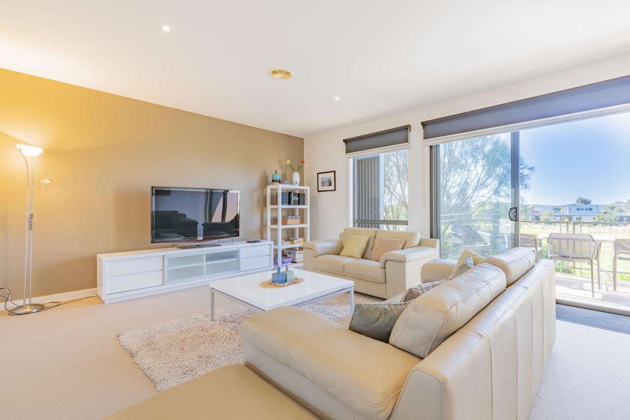 Stylish 3 Bedroom Condo - Redcliffe Tourism 9