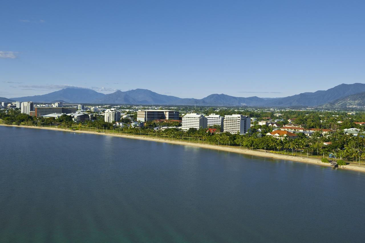 Holiday Inn Cairns Harbourside - Accommodation Daintree