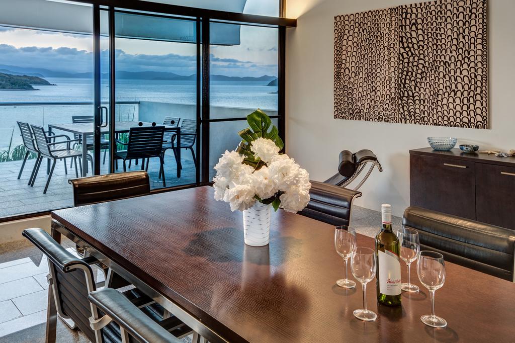 Waves 3 Luxury 3 Bedroom Endless Ocean Views Central Location + Buggy - Accommodation Hamilton Island 0