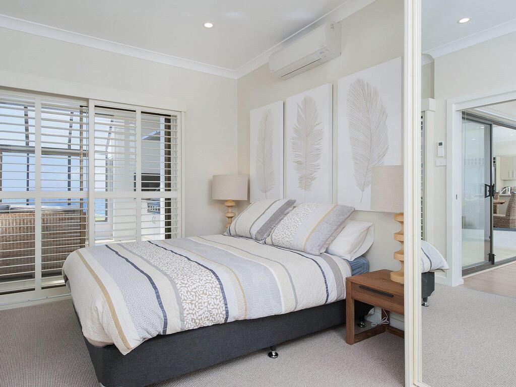 Whispering Sands', 10 Sandy Point Road - Luxury Waterfront Home With Aircon, WIFI & Foxtel - thumb 1