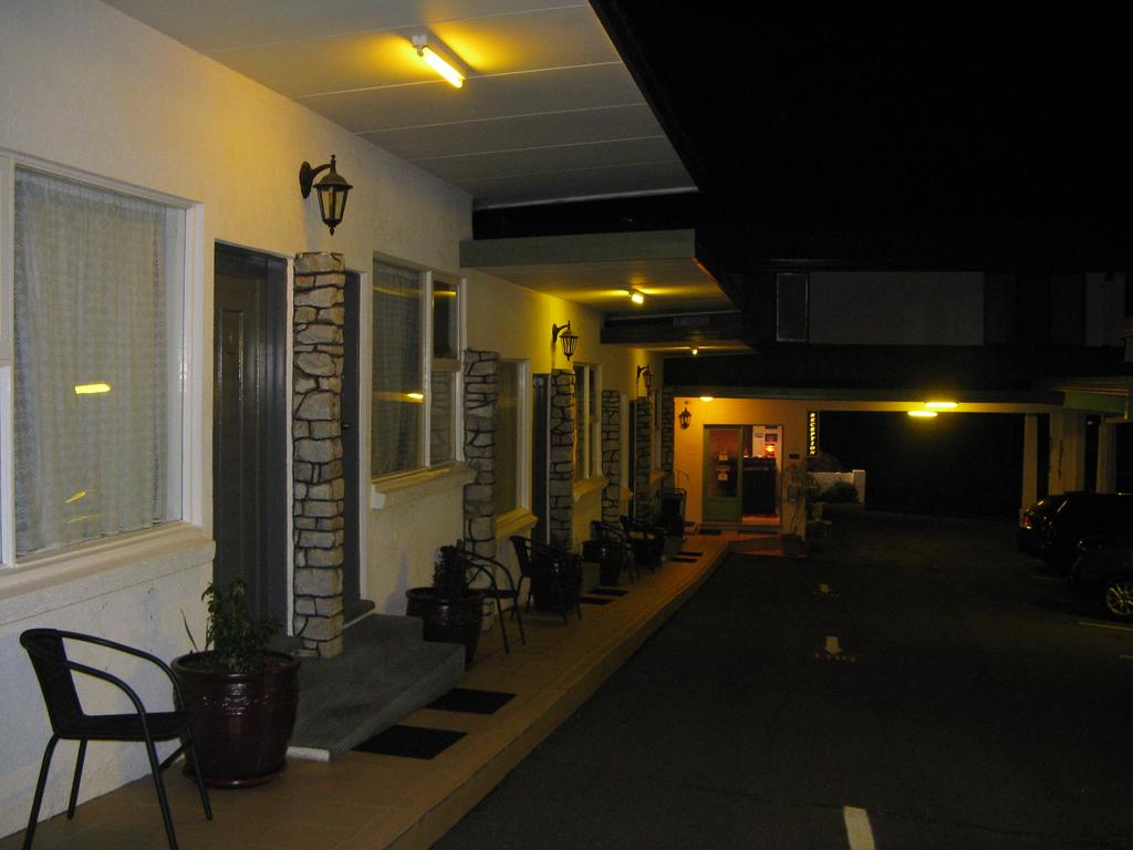 White Manor Motel - Accommodation Airlie Beach
