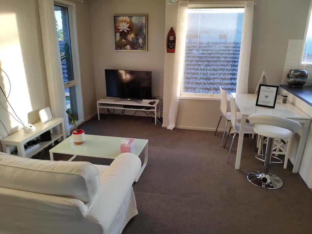Whole Storey 2 Bedrooms+Kitchen+Living Room In Glen Waverley - thumb 0