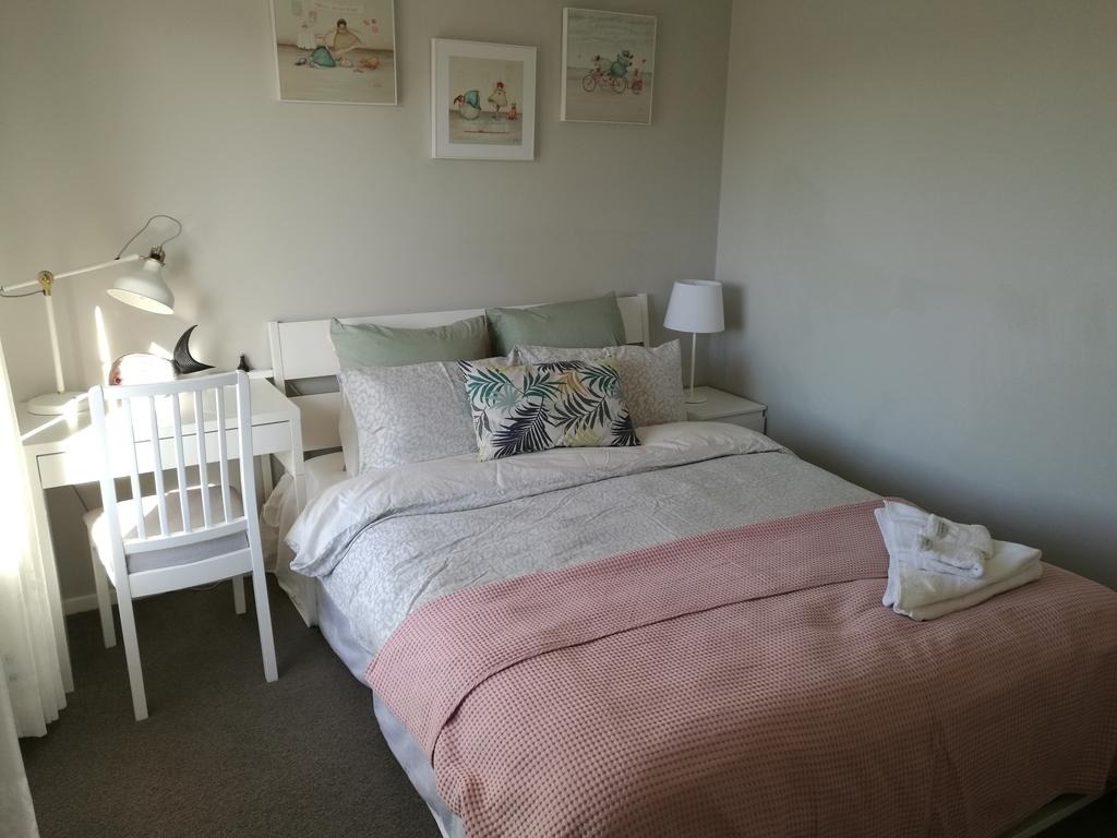 Whole Storey 2 Bedrooms+Kitchen+Living Room In Glen Waverley - thumb 2